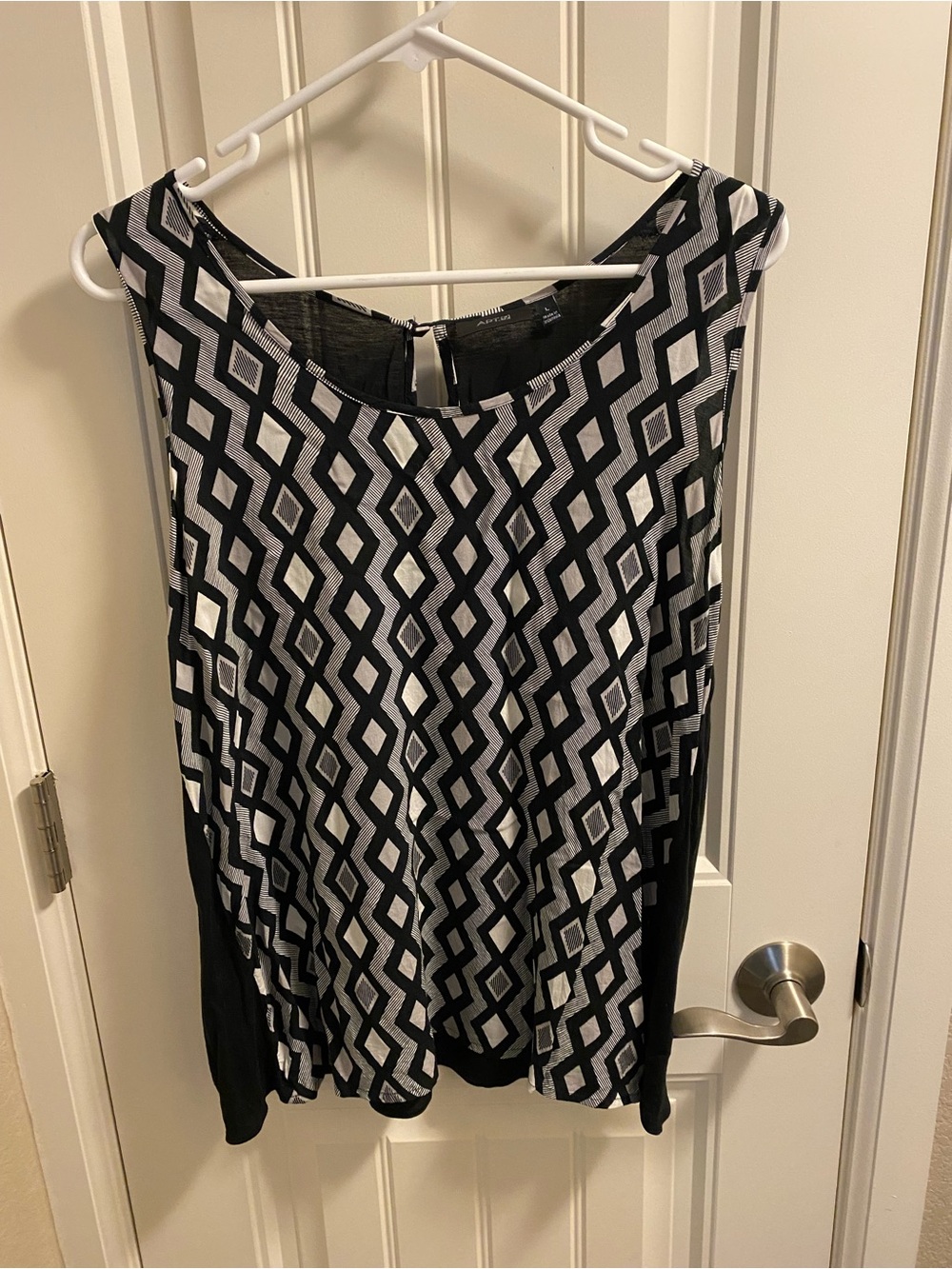 Apt 9 Top L Black White Sleeveless Blouse Large Shirt Lg